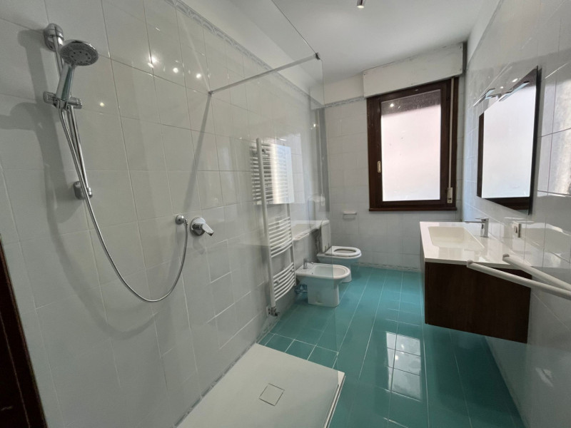 Proponiamo in affitto un appartamento posto al primo piano con ascensore comodo a tutti i servizi...