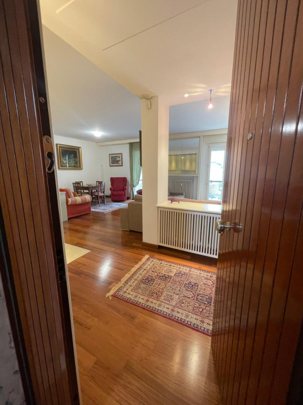 Nella zona più esclusiva di Abano, su elegante palazzina, appartamento al piano primo alto servit...