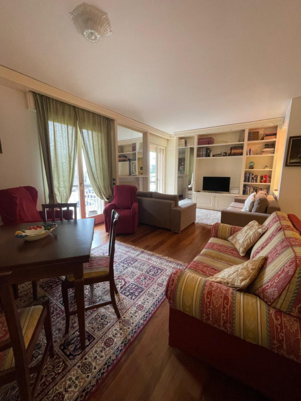 Nella zona più esclusiva di Abano, su elegante palazzina, appartamento al piano primo alto servit...