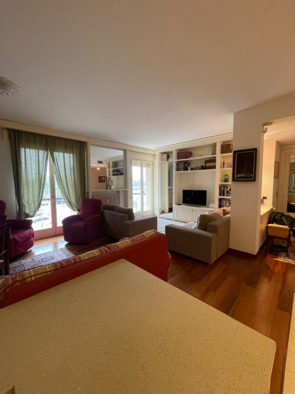 Nella zona più esclusiva di Abano, su elegante palazzina, appartamento al piano primo alto servit...