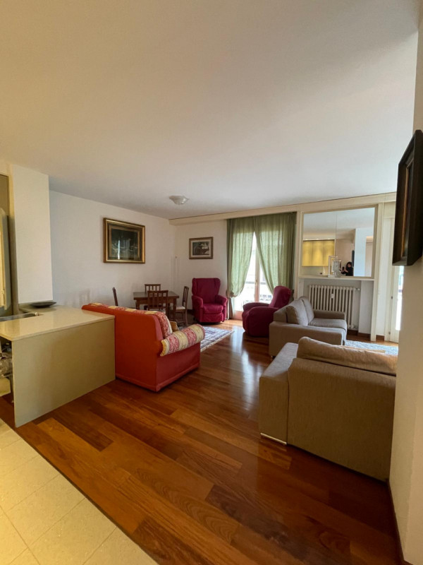 Nella zona più esclusiva di Abano, su elegante palazzina, appartamento al piano primo alto servit...