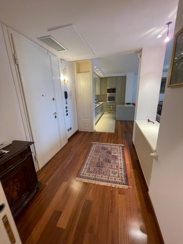 Nella zona più esclusiva di Abano, su elegante palazzina, appartamento al piano primo alto servit...