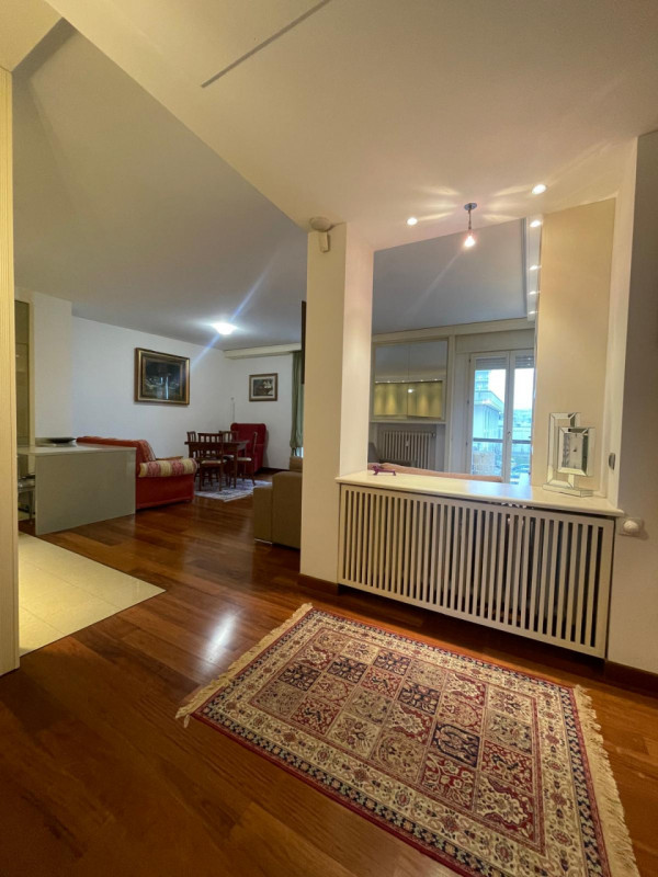 Nella zona più esclusiva di Abano, su elegante palazzina, appartamento al piano primo alto servit...