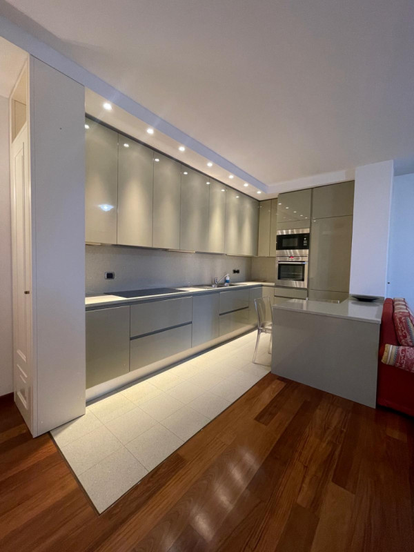 Nella zona più esclusiva di Abano, su elegante palazzina, appartamento al piano primo alto servit...