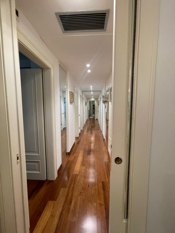 Nella zona più esclusiva di Abano, su elegante palazzina, appartamento al piano primo alto servit...