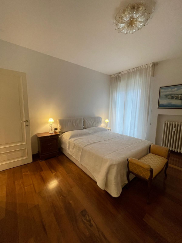 Nella zona più esclusiva di Abano, su elegante palazzina, appartamento al piano primo alto servit...