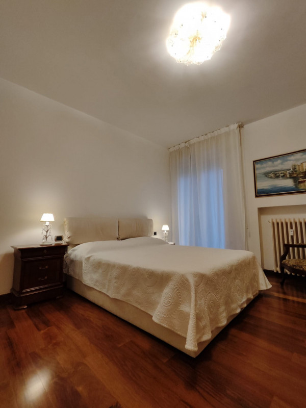 Nella zona più esclusiva di Abano, su elegante palazzina, appartamento al piano primo alto servit...