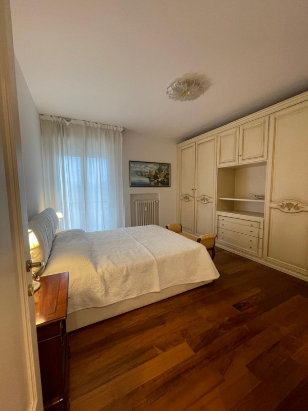 Nella zona più esclusiva di Abano, su elegante palazzina, appartamento al piano primo alto servit...