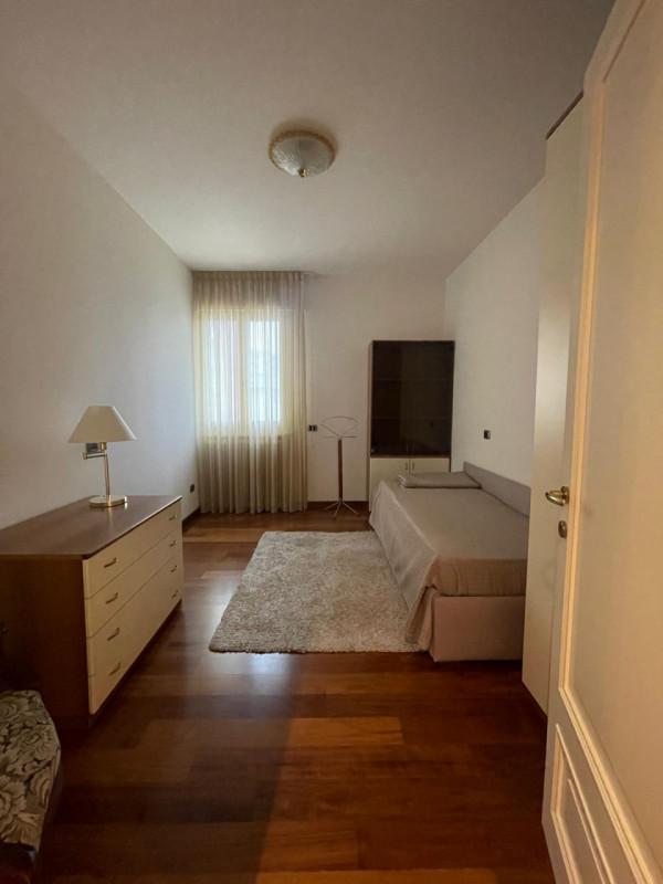 Nella zona più esclusiva di Abano, su elegante palazzina, appartamento al piano primo alto servit...