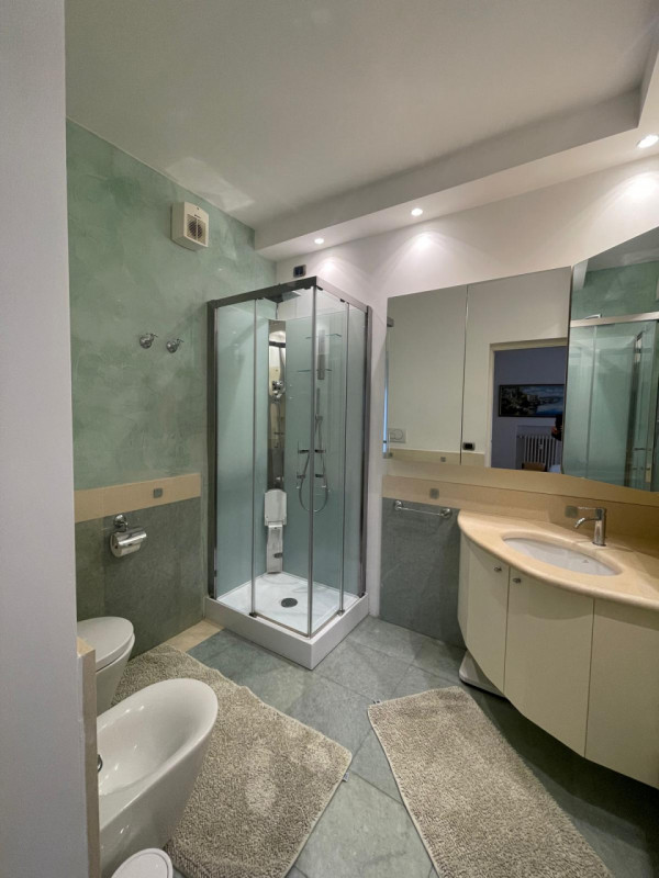 Nella zona più esclusiva di Abano, su elegante palazzina, appartamento al piano primo alto servit...