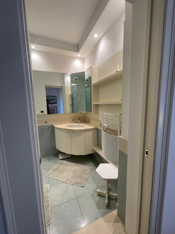 Nella zona più esclusiva di Abano, su elegante palazzina, appartamento al piano primo alto servit...