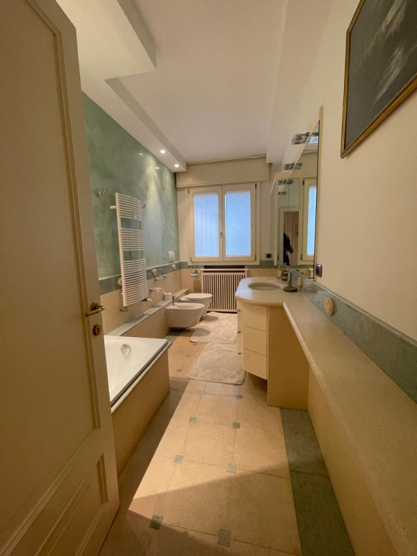 Nella zona più esclusiva di Abano, su elegante palazzina, appartamento al piano primo alto servit...