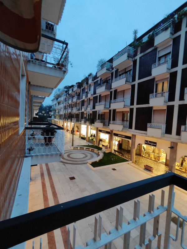 Nella zona più esclusiva di Abano, su elegante palazzina, appartamento al piano primo alto servit...