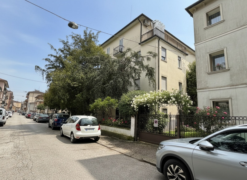 In zona Santa Bertilla, a breve distanza da tutti i servizi essenziali quali farmacia, supermerca...