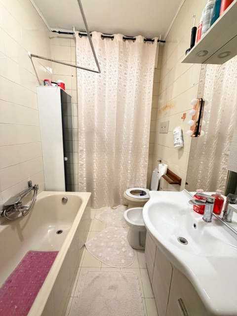 SS TRINITA': nel cuore del quartiere, in posizione comoda a tutti i servizi e mezzi, appartamento...