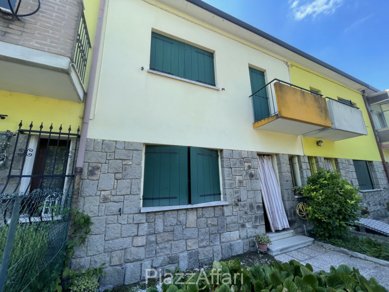 * * * PREZZO RIBASSATO * * * 

In centro a Piove a 50 metri di distanza dall'Ospedale, lungo via ...