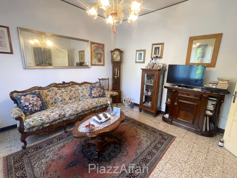 * * * PREZZO RIBASSATO * * * 

In centro a Piove a 50 metri di distanza dall'Ospedale, lungo via ...