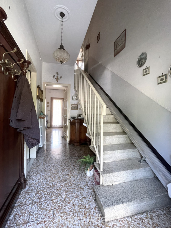 * * * PREZZO RIBASSATO * * * 

In centro a Piove a 50 metri di distanza dall'Ospedale, lungo via ...