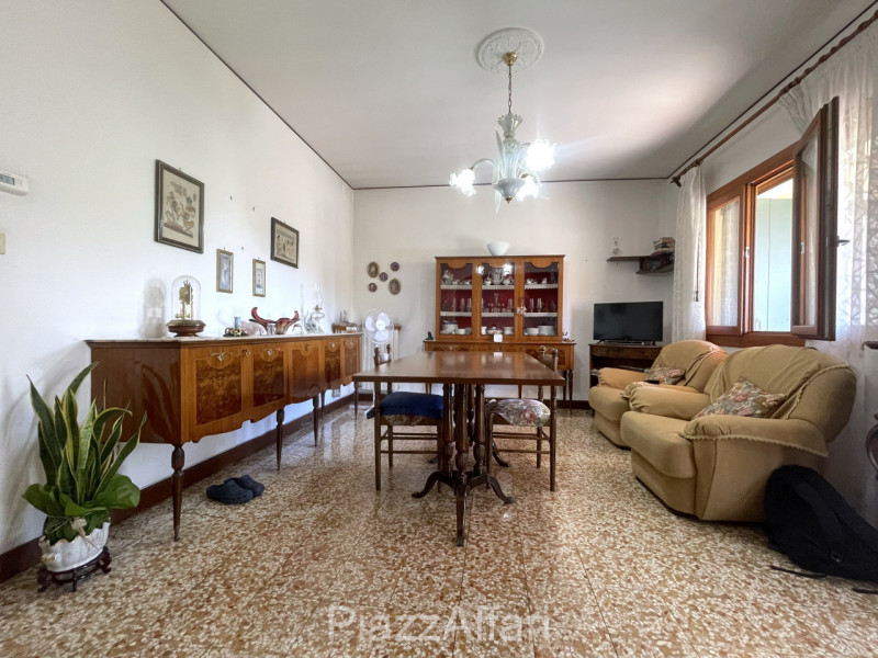 * * * PREZZO RIBASSATO * * * 

In centro a Piove a 50 metri di distanza dall'Ospedale, lungo via ...