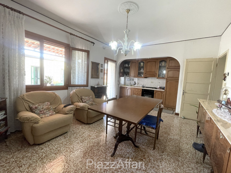 * * * PREZZO RIBASSATO * * * 

In centro a Piove a 50 metri di distanza dall'Ospedale, lungo via ...