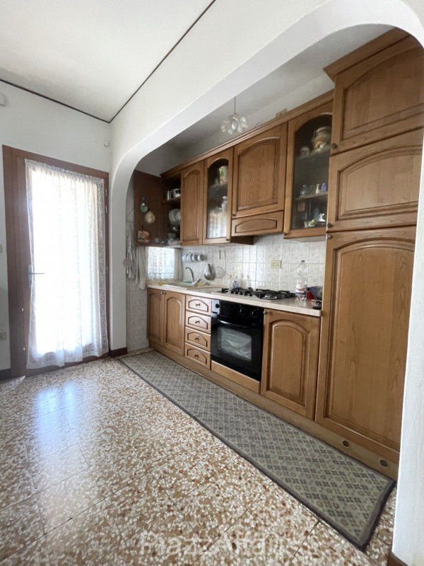 * * * PREZZO RIBASSATO * * * 

In centro a Piove a 50 metri di distanza dall'Ospedale, lungo via ...