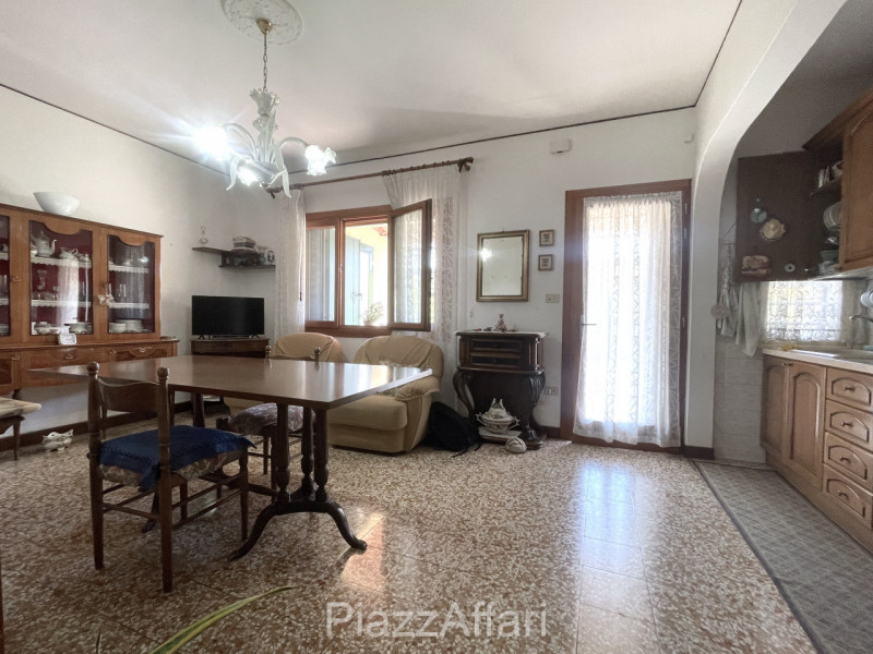 * * * PREZZO RIBASSATO * * * 

In centro a Piove a 50 metri di distanza dall'Ospedale, lungo via ...