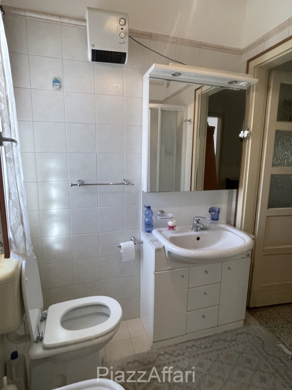 * * * PREZZO RIBASSATO * * * 

In centro a Piove a 50 metri di distanza dall'Ospedale, lungo via ...