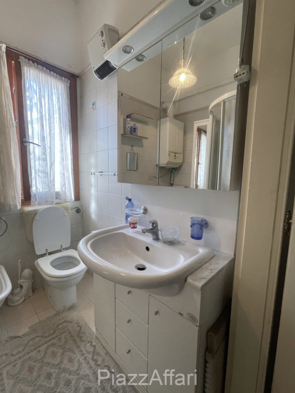 * * * PREZZO RIBASSATO * * * 

In centro a Piove a 50 metri di distanza dall'Ospedale, lungo via ...