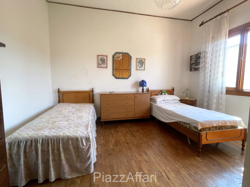 * * * PREZZO RIBASSATO * * * 

In centro a Piove a 50 metri di distanza dall'Ospedale, lungo via ...