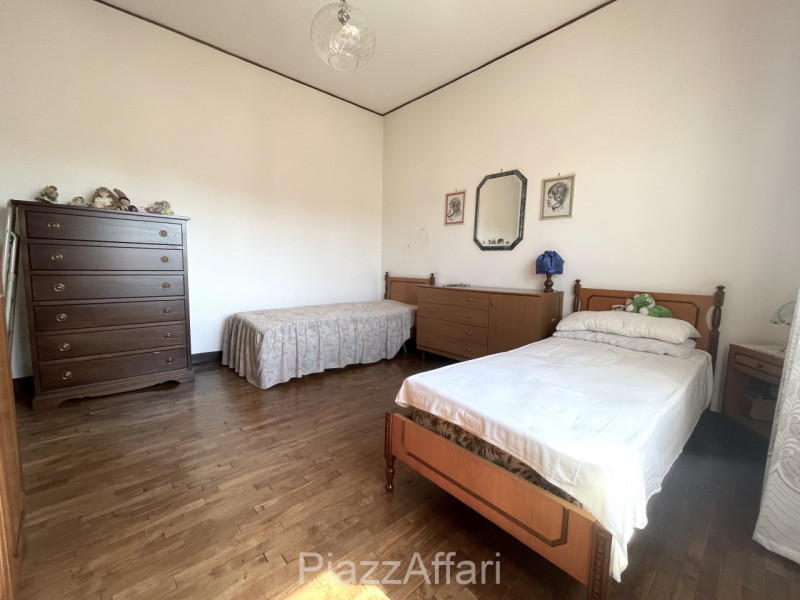 * * * PREZZO RIBASSATO * * * 

In centro a Piove a 50 metri di distanza dall'Ospedale, lungo via ...