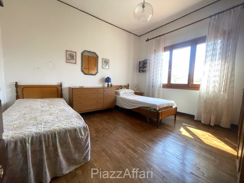 * * * PREZZO RIBASSATO * * * 

In centro a Piove a 50 metri di distanza dall'Ospedale, lungo via ...