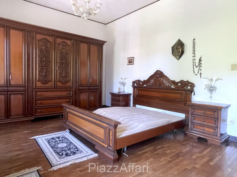 * * * PREZZO RIBASSATO * * * 

In centro a Piove a 50 metri di distanza dall'Ospedale, lungo via ...