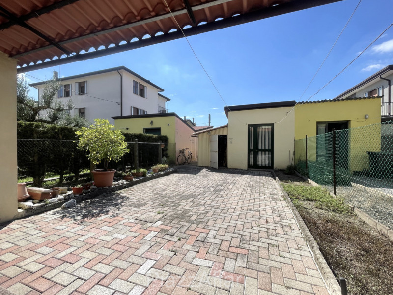 * * * PREZZO RIBASSATO * * * 

In centro a Piove a 50 metri di distanza dall'Ospedale, lungo via ...