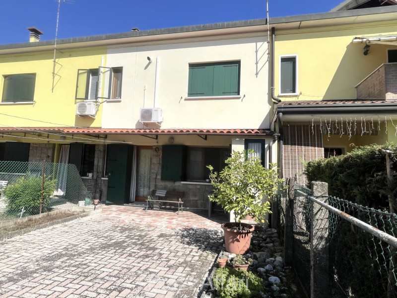 * * * PREZZO RIBASSATO * * * 

In centro a Piove a 50 metri di distanza dall'Ospedale, lungo via ...