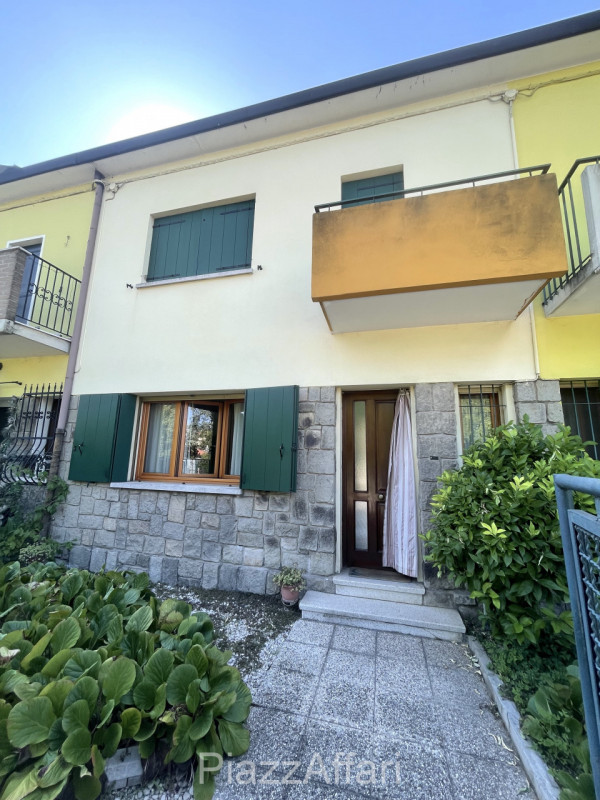 * * * PREZZO RIBASSATO * * * 

In centro a Piove a 50 metri di distanza dall'Ospedale, lungo via ...