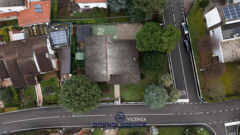 A Vigardolo, frazione di Monticello Conte Otto, in una posizione ideale per chi desidera la comod...