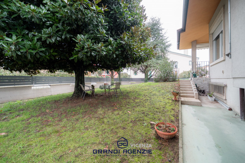 A Vigardolo, frazione di Monticello Conte Otto, in una posizione ideale per chi desidera la comod...