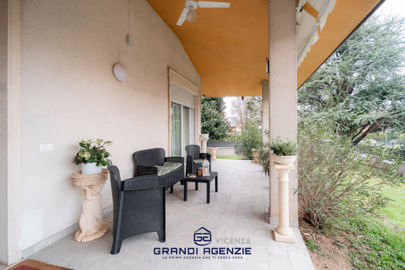 A Vigardolo, frazione di Monticello Conte Otto, in una posizione ideale per chi desidera la comod...