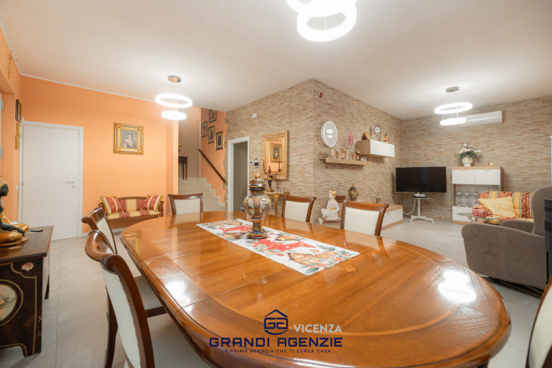 A Vigardolo, frazione di Monticello Conte Otto, in una posizione ideale per chi desidera la comod...