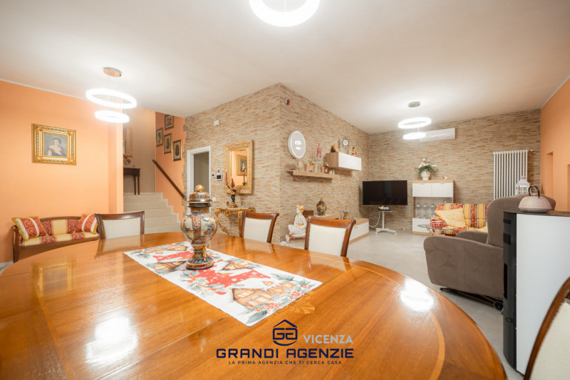 A Vigardolo, frazione di Monticello Conte Otto, in una posizione ideale per chi desidera la comod...