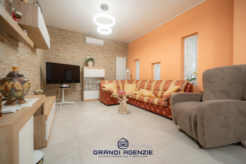 A Vigardolo, frazione di Monticello Conte Otto, in una posizione ideale per chi desidera la comod...