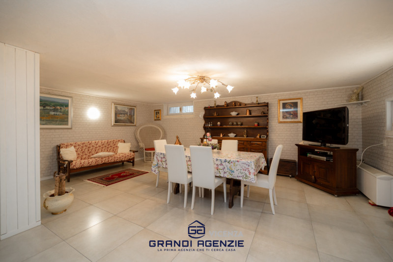 A Vigardolo, frazione di Monticello Conte Otto, in una posizione ideale per chi desidera la comod...