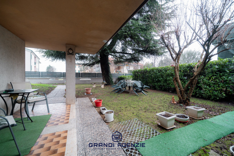 A Vigardolo, frazione di Monticello Conte Otto, in una posizione ideale per chi desidera la comod...