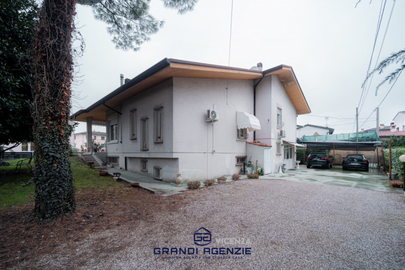 A Vigardolo, frazione di Monticello Conte Otto, in una posizione ideale per chi desidera la comod...