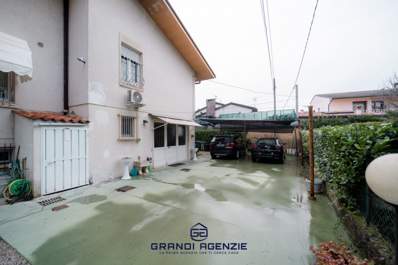 A Vigardolo, frazione di Monticello Conte Otto, in una posizione ideale per chi desidera la comod...