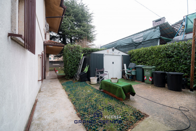 A Vigardolo, frazione di Monticello Conte Otto, in una posizione ideale per chi desidera la comod...