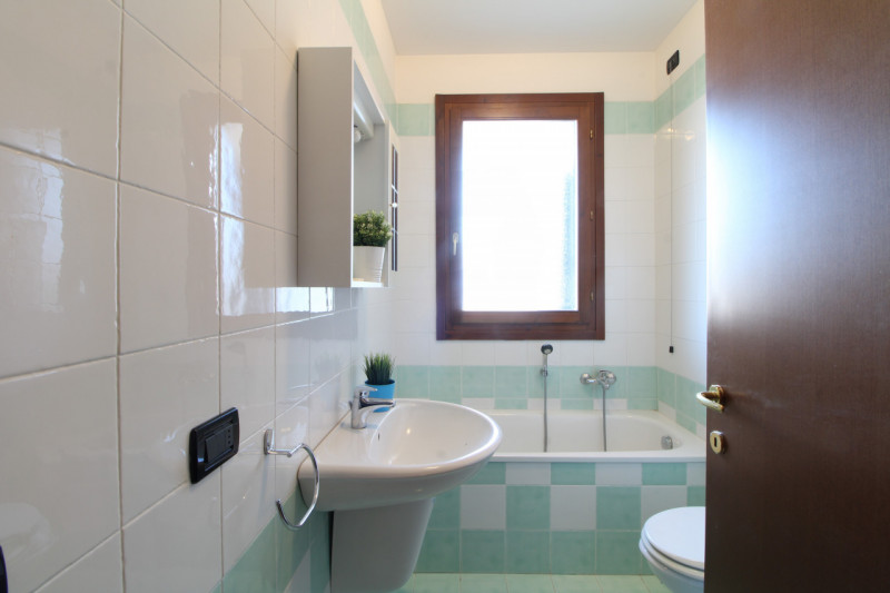 Scopri questo appartamento bilocale situato nel cuore di Pernumia, un comune caratteristico della...