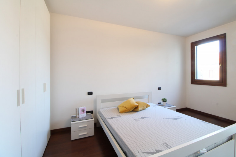 Scopri questo appartamento bilocale situato nel cuore di Pernumia, un comune caratteristico della...