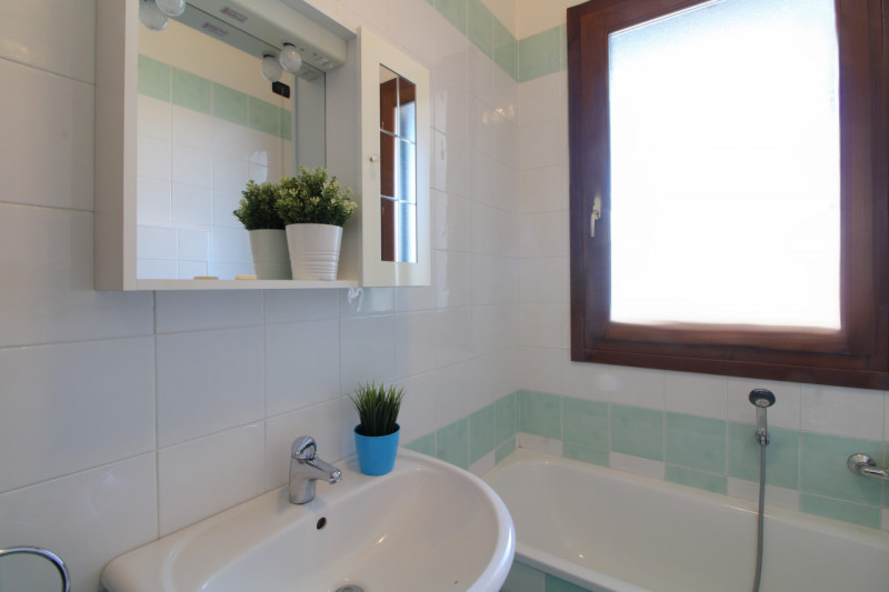 Scopri questo appartamento bilocale situato nel cuore di Pernumia, un comune caratteristico della...