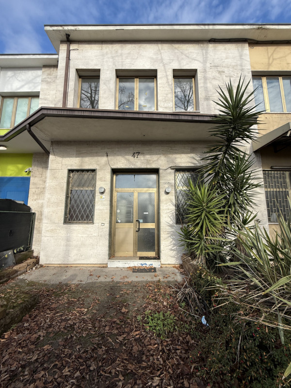 ARCELLA – STAZIONE  STRUTTURA COMMERCIALE con scoperto.

Comodo alla stazione dei treni, al centr...